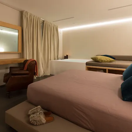 Inn Black And White 3*